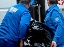 Живший неделю с телом убитого отца мужчина выпрыгнул из окна шестого этажа в Ростове