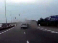 Внедорожник Mitsubishi опрокинул грузовик на трассе под Ростовом