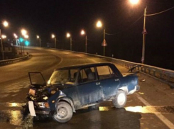 ВАЗ протаранил дорожное ограждение под Таганрогом: пассажирка получила травмы
