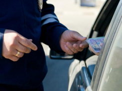 «Загадочные» 100 тысяч рублей в раздевалке ДПС под Ростовом заинтересовали федералов