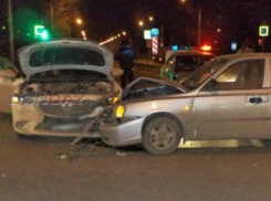 Девушка ударилась головой, а мужчина получил травму при столкновении иномарок в Ростовской области