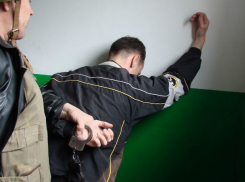 Двое дерзких грабителей ворвались в квартиру и лишили имущества мужчину в Ростове