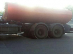 Асфальт на дорогах Ростова стал внезапно плавиться и таять 