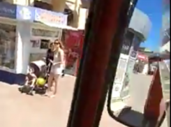 Безбашенный водитель на спор прокатился на КамАЗе по площади в Волгодонске