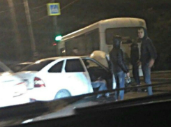 Пассажиры маршрутки попадали со своих мест после скоростного тарана легковушкой в Ростове