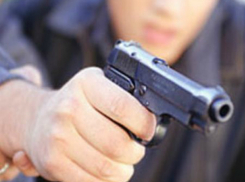 Двое сотрудников ЧОПа получили тяжелые ранения во время перестрелки в кафе Ростовской области