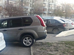 «Мастер» парковки по-ростовски бессовестно перегородил тротуар во дворе дома 