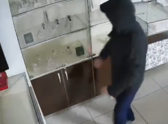 Гастролёр из Владимирской области ограбил женщину и устроил налёт на ювелирку в Батайске