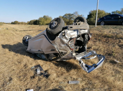 В Ростовской области иномарка вылетела с дороги