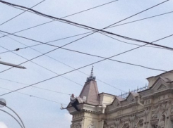 В сети появилось видео акта суицида в центре Ростова 