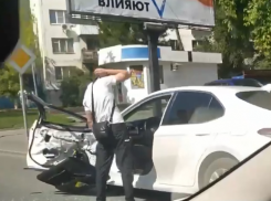 В Ростове автобус с пассажирами влетел в иномарку