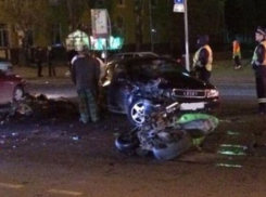 В центре Ростова столкнулись Audi и два мотоцикла: есть пострадавшие