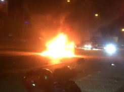 В сети появилось видео ДТП, в результате которого загорелась Lada Priora 