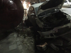 «Опьяненный» скоростью водитель Volkswagen снес рекламную тубу в центре Ростова