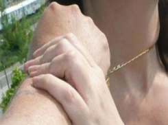 Молодой мужчина избил и ограбил беззащитную женщину на улице в Ростовской области