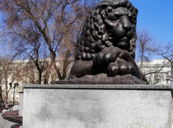 Мэрия Ростова попросила полицию найти вандалов, разрисовавших фонтан «Львы»