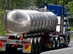 Огромным грузовиком с полной цистерной дизеля пробил металлические ворота отчаянный ростовский вор