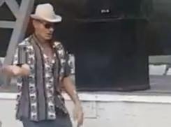 Сумасшедший танец заводного человека-«мельницы» рассмешил ростовчан на видео 