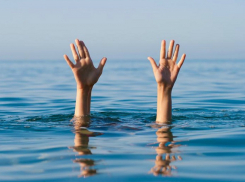 Оказавшуюся вне зоны купания женщину вытащили из реки в Ростовской области