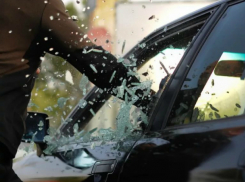 Машину варварски вскрыли из-за оставленной в салоне сумки со 100 тысячами рублей в Ростове