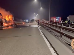 Из-за горящей фуры парализовало движение на трассе М-4 в районе аэропорта Платов