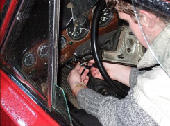Подростки из Ростова угнали машину на глазах у хозяина 
