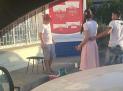 Самодельным лимонадом ради больной собаки торгует ребенок у магазина Ростова