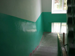 Подросток упал в обморок, надышавшись краской на лестничной площадке в Ростовской области