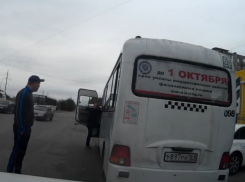 Ростовчанин заставил водителя маршрутки убирать мусор 