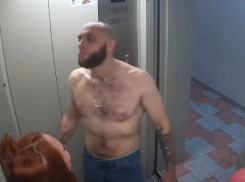 В «Суворовском» полуголый мужчина избил супругу в лифте 