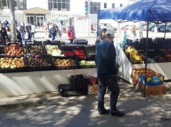 В Ростове закрыли ларек с подозрительными овощами и фруктами