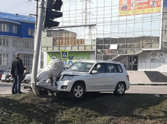 Под Ростовом «Мерседес» сбил бетонного льва