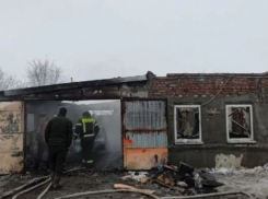 Машина, полдома и гараж разом сгорели у жителя Ростовской области