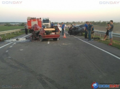 В куски искореженного металла превратились столкнувшиеся на трассе автомобили в Ростовской области