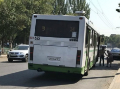 Ростовский автобус проволок по асфальту зажатую дверью пассажирку