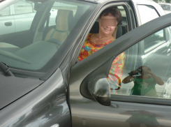 Собранные на операцию ребенку деньги потеряла с крыши автомобиля женщина в Ростовской области