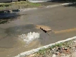  Коммунальный гейзер образовался на переулке Братском в Ростове