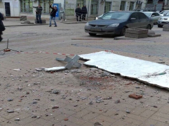 В Ростове-на-Дону рухнул на «головы» прохожих огромный кусок от балкона на 2 этаже 