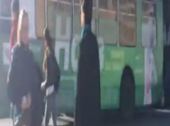 Женщина за рулем троллейбуса заставила пешеходов обходить себя по «зебре» в Ростове на видео