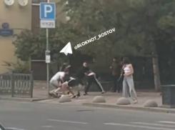 В Ростове разыскивают участников жесткой драки в центре города  