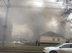 Проспект Шолохова в Ростове-на-Дону завалило едким дымом из-за пожара в жилом доме