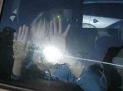 Годовалый ребенок оказался заблокирован в автомобиле на парковке Ростова, - СК