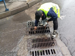 В Ростове-на-Дону за сутки из ливневок достали 40 тонн мусора