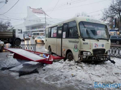 В центре Ростова маршрутка врезалась в ограждение 