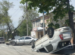 В Ростове на Нансена в результате ДТП перевернулось «Рено» 