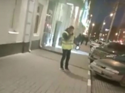 Видео перепалки девушки-водителя и парня, фотографирующего машины в центре Ростова, вызвало жаркие споры в соцсетях