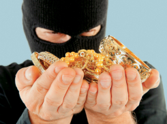 Рецидивист отжал окно и разграбил квартиру женщины в Ростове