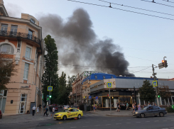 Пожарные тушат заброшенное здание в центре Ростова 27 августа