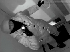 Опубликованы фото молодого бандита, попавшего под веб-камеру во время совершения преступления в Ростове