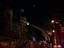 Около трех часов спасатели тушили страшный пожар в жилой аварийной многоэтажке Ростова